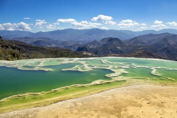 Bela Paisagem Hierve Agua Com Formações Rochosas Água Verde Montanhas — Fotografia de Stock