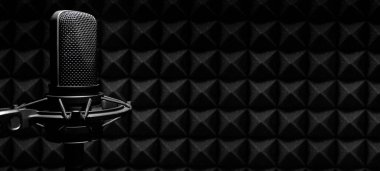 Akustik köpük arka planda profesyonel mikrofon, kayıt stüdyosu veya fotokopi alanı ile podcast pankartı