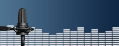 Lacivert arkaplanda vu metre veya bar grafik ses düzeyi göstergesine sahip profesyonel stüdyo mikrofonu, web sayfası başlığı için fotokopi alanı ile kayıt stüdyosu veya podcast flaması