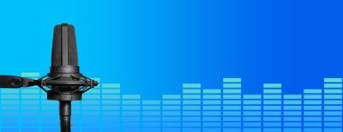 Yayın ya da podcast pankartı. Mavi arkaplanda ses vu metre eşitleyicili stüdyo mikrofonu ve boşluk kopyala