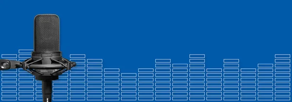 Звукозаписывающий Студийный Микрофон Измерителем Уровня Синем Фоне Музыкальное Производство Трансляция — стоковое фото