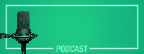 带有复制空间的绿色背景的Podcast框架和麦克风 用于广播制作的播客横幅和网站标题 — 图库照片