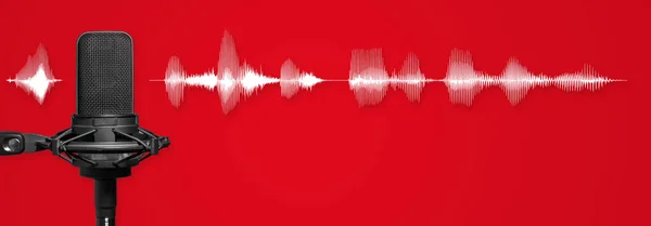 带有复制空间的红色播客或广播横幅背景 带有红色背景波形的录音室麦克风 — 图库照片