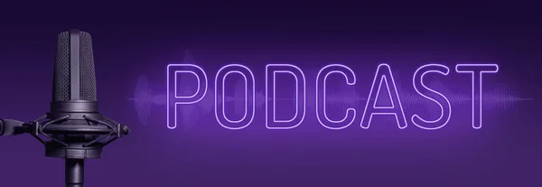 Fialový Neonový Podcast Studiovým Mikrofonem Průběhem Vysílací Webovou Stránkou Nebo — Stock fotografie