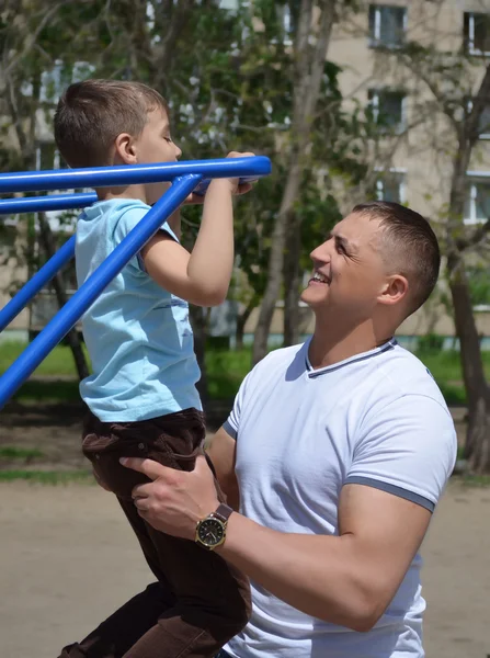 Oğul ve baba çene yukarı birlikte vardır