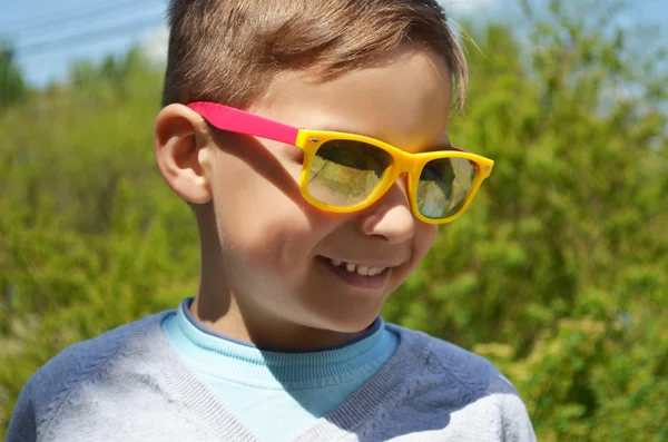 선글라스에 웃는 귀여운 소년 — 스톡 사진