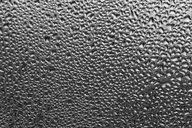 Pencere makro doku üzerinde damlacıklar