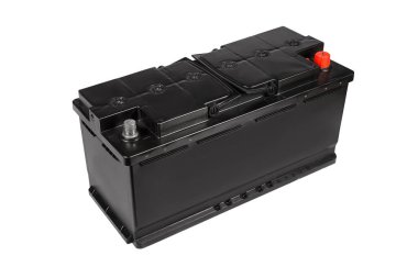 Araba aküsü siyah rengi beyaz arka planda izole edilmiş. Yan görünüm