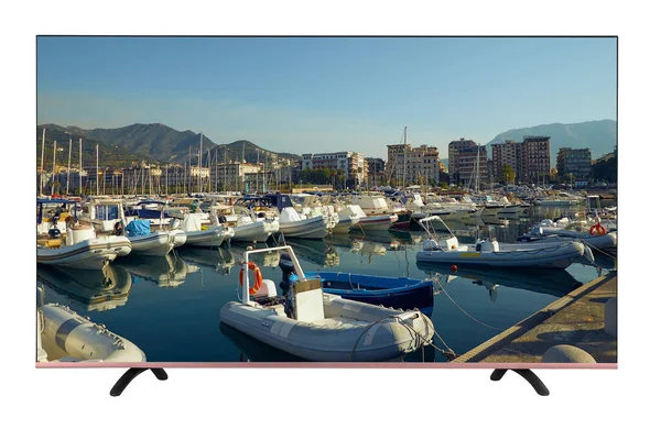 4K现代电视机 带有意大利小码头的图片 小船和游艇与白色背斜隔离 — 图库照片