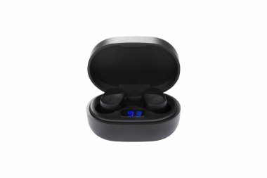 Modern siyah kablosuz kulaklıklar sorumlu durumda beyaz arka planda izole edilmiş kulaklıklar..