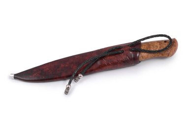 Beyaz arka planda izole edilmiş deri bir çantadaki av bıçağı.