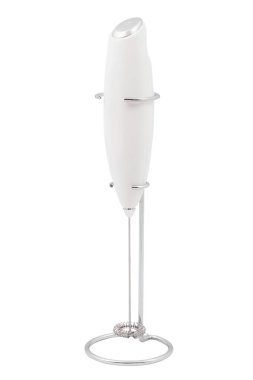 Krom üzerinde beyaz portatif kapuçino üreticisi beyaz arka planda izole edilmiş ön görünümde duruyor. Kahve için krem şanti makinesi - kapuçino