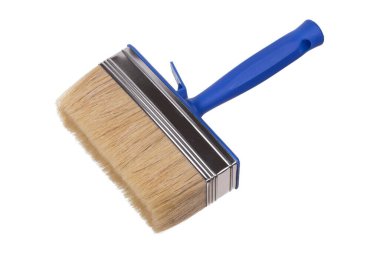 Boyama ve yenileme çalışmaları için doğal kıllı ve mavi plastik saplı boya fırçasının yakın plan beyaz zemin üzerinde izole edilmiş