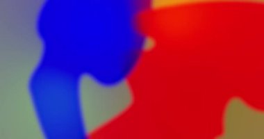 Parlak gökkuşağı gölgelerinde soyut hareket eden kıvrımlı şekiller ve bulanık efektli ışık efektleri ile canlı gradyan plan