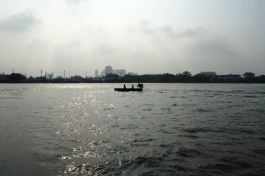 Chao Phraya Nehri 'nden bir tekne geçiyor..
