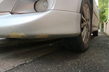 Yüzeydeki gri renkli arabadaki küçük çatlaklar 