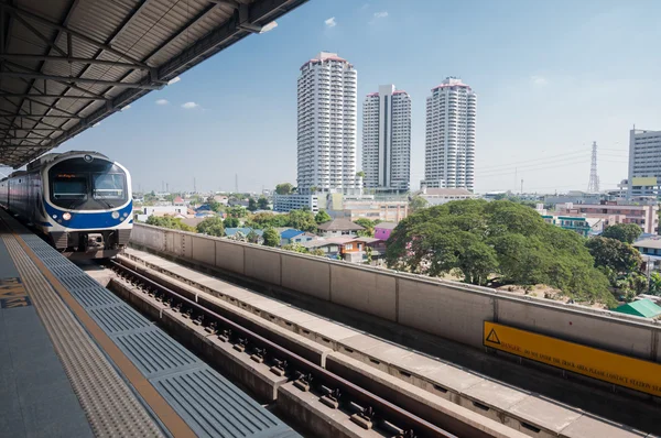 Sky vlakové nádraží v Bangkoku a výhledem na město — Stock fotografie