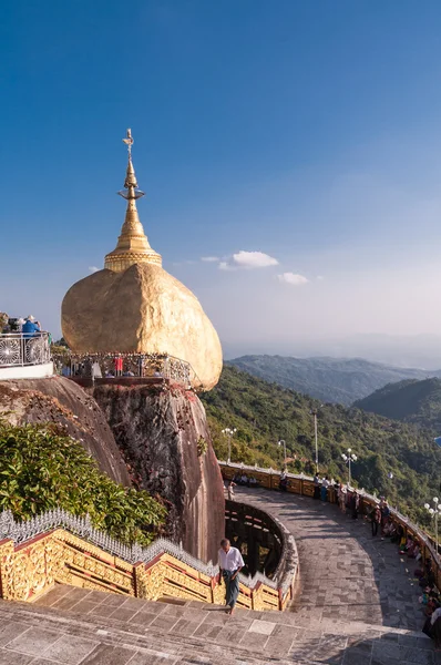 Altın Rock, Myanmar - 21 Şubat 2014: Kyaiktiyo Pagoda 