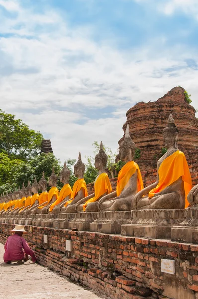 AYUTTHAYA, TAILANDIA-JUNIO 27, 2013: Watyaichaimongkol — Foto de Stock