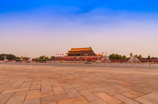 Rénover la place Tiananmen pour la fête nationale — Photo