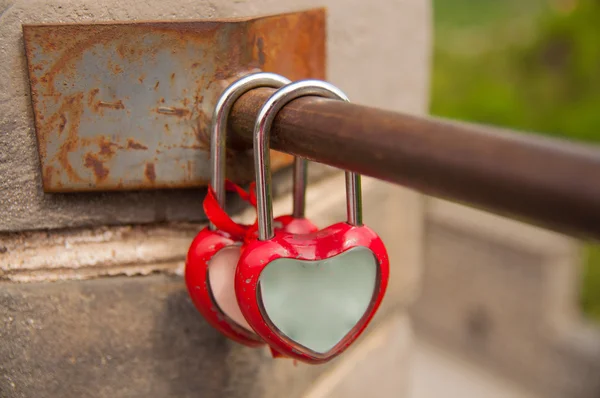 Schlösser und Liebhaber an großer Mauer — Stockfoto