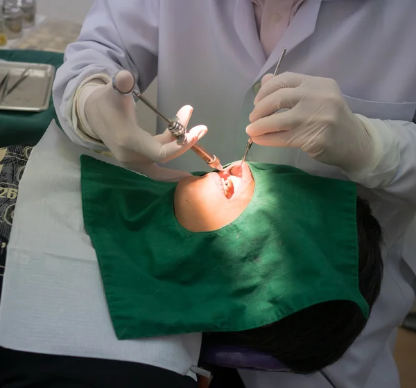 Il dentista stava iniettando le gengive del paziente . — Foto Stock