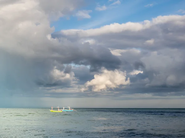 Bărci de pescuit în mare sub nori . — Fotografie, imagine de stoc