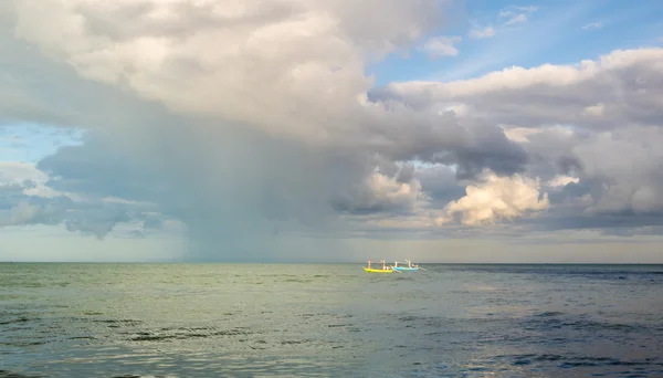 Bărci de pescuit în mare sub nori . — Fotografie, imagine de stoc