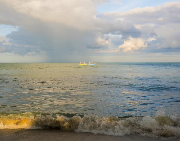 Bărci de pescuit în mare sub nori . — Fotografie, imagine de stoc