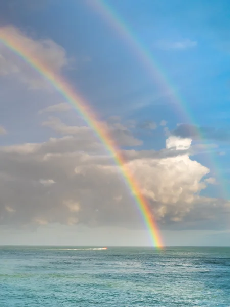 Dvojitá Duha nad oceánem — Stock fotografie