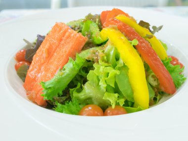 Yeşil Zeytin, domates ve Yengeç Salatası