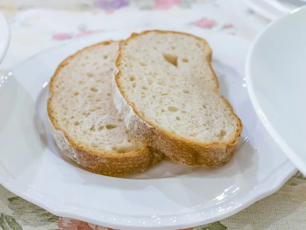 Due pani su piatto bianco pronti da mangiare — Foto Stock