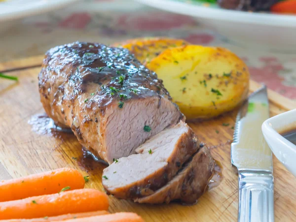 Вкусный стейк из свинины на деревянной тарелке Стоковая Картинка