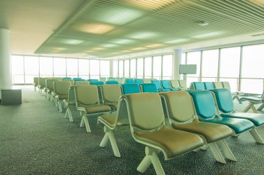 Lobide boş sandalyeler