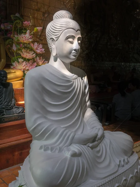 Weiße Buddha-Statue — Stockfoto