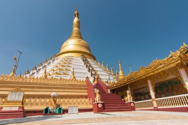 Bago, Myanmar - Şubat 21,2014: Mahazedi pagoda