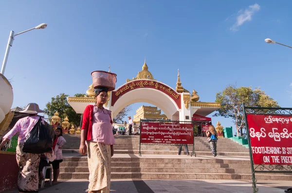 The Golden Rock, Myanmar - 21 février 2014 : Entrée principale de K — Photo