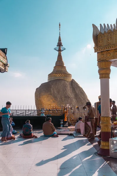 De gouden rots, Myanmar-februari 21,2014: Kyaiktiyo pagode — Stockfoto