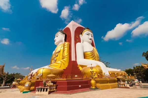 Bago, Myanmar-22 Şubat 2014: kyikepun, dört yüz pagoda — Stok fotoğraf