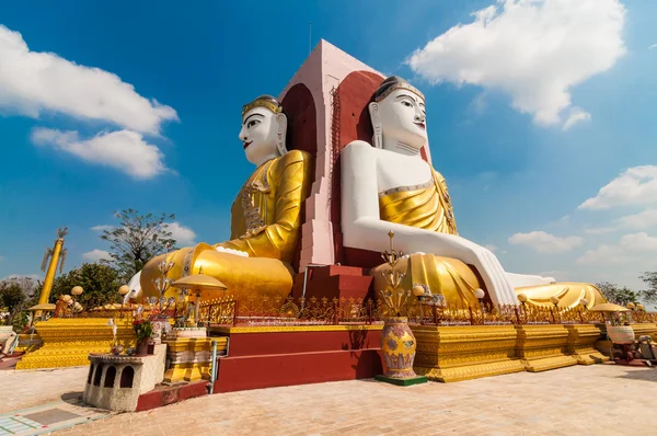 Bago, Myanmar-22 februarie 2014: kyikepun, patru fețe pagoda — Fotografie, imagine de stoc