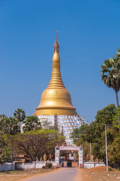 Bago, myanmar - 21. Februar 2014: mahazedi-pagode — Stockfoto