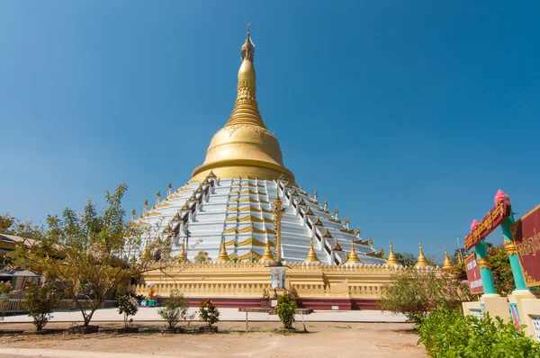 Баго, Мьянма - 21 февраля 2014: Mahazedi pagoda — стоковое фото