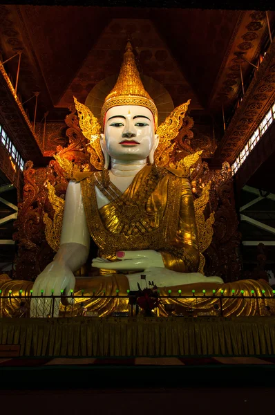 Bouddha dans Ngahtatgyi Paya (Les Cinq Bouddha Storey), Yangoon, Bur — Photo