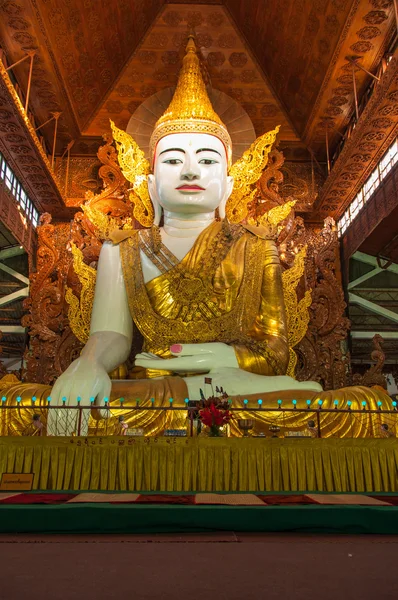 Buddha in ngahtatgyi paya (der fünfstöckige Buddha), yangoon, bur — Stockfoto