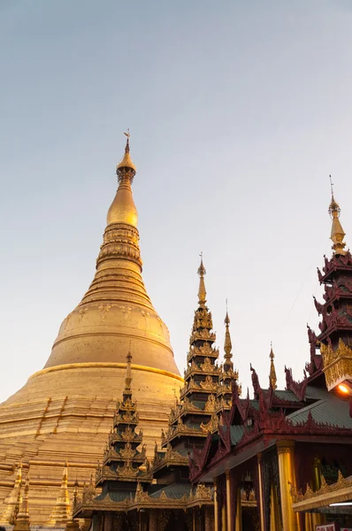 缅甸仰光，缅甸-2 月 19,2014: Shwedagon 塔， — 图库照片