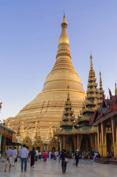 Yangon, Myanmar - 19 února 2014: Shwedagon Pagoda — Stock fotografie