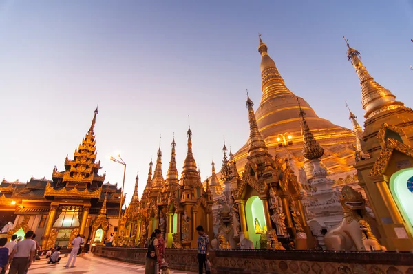 缅甸仰光，缅甸-2 月 19,2014: Shwedagon 塔， — 图库照片