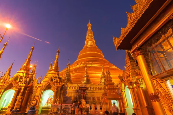 Yangon, Myanmar-19 febbraio 2014: Shwedagon Pagoda, Birmania — Foto Stock