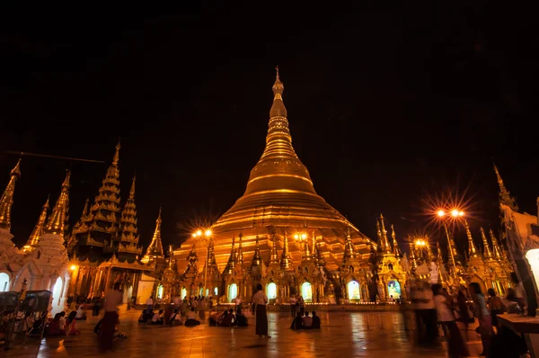 Yangon, Myanmar-februari 19,2014: Shwedagon Pagoda, Burma — Stockfoto