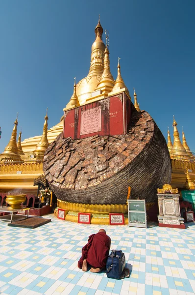 Bago, Myanmar-Şubat 21,2014: Shwemawdaw pagoda